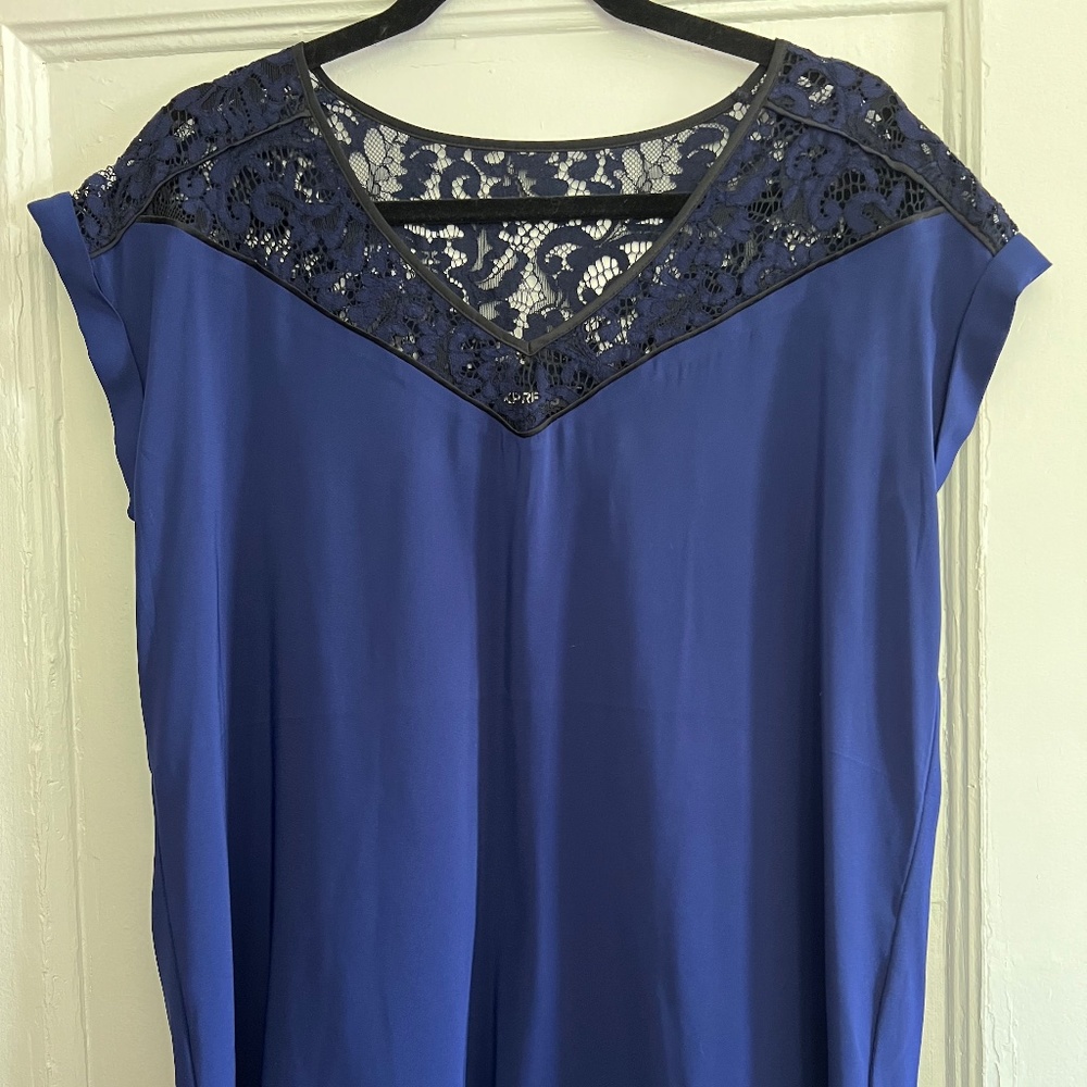 Woman’s short sleeve top